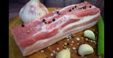 У розсолі та з часником: як приготувати дуже смачне сало