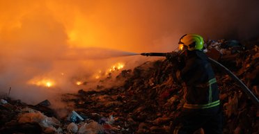 На Закарпатье вторые сутки горит самая большая свалка: местных просят не открывать окна (фото)