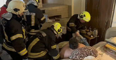 В Киевской области 7 спасателей помогали лечь в постель мужчине: что с ним произошло (фото)