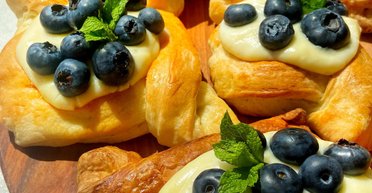 Швидкі булочки з лохиною та заварним кремом: покроковий рецепт