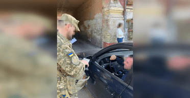 Оглядають будинки та перевіряють документи: у Києві СБУ проводить рейд (фото)