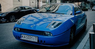 "Ferrari для бедных": в Киеве заметили редкий и необычный итальянский спорткар 90-х (фото)