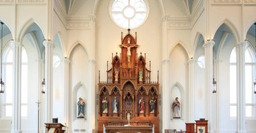 Мужчина вылил виски в святую воду в церкви и забросал прихожан мандаринами (фото)