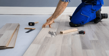 Чоловік зняв мостину і натрапив на таємне послання: пролежало нетронутим 20 років (фото)