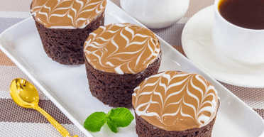 Шоколадні мафіни з вареним згущеним молоком: простий рецепт ніжної домашньої випічки