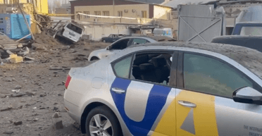 Ракета ВС РФ прилетела рядом с офисом телеканала FREEДОМ в Киеве: здание повреждено (видео)