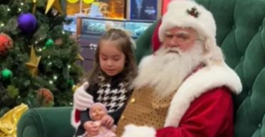Дівчинка посеред магазину зустріла Санту: її бажання змусило "святого" змінитись в обличчі