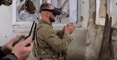 Не смогли спрятаться: дрон-камикадзе ВСУ влетел в убежище россиян (видео)