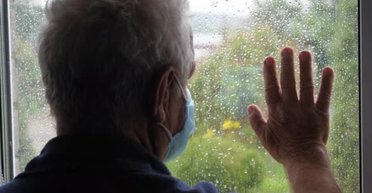 Господар розлючений: сусід регулярно псує чужий будинок під час дощу (фото)