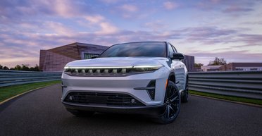 Альтернатива Grand Cherokee: Jeep представил мощный семейный электрокроссовер (фото)