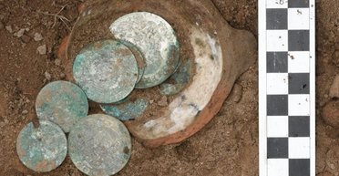 Сокровища времен Речи Посполитой: фермеры нашли на своем поле клад XVII века (фото)