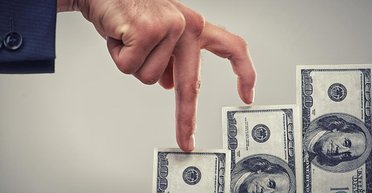 Сыграли на повышение. На кого равняются депутаты Верховной Рады, повысив себе зарплату