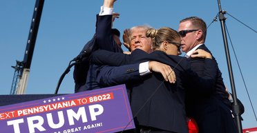 Трамп сменил портрет Обамы на собственный с изображением покушения