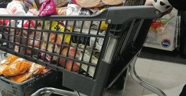 Курица, соль, макароны – что покупают киевляне в продуктовых (фото)