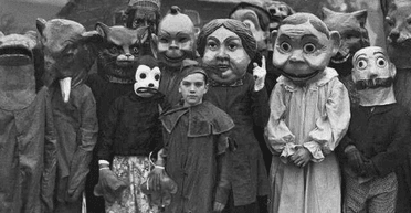 "Справжній кошмар": у мережі завірусилась світлина костюмів на Геловін 30-х років (фото)