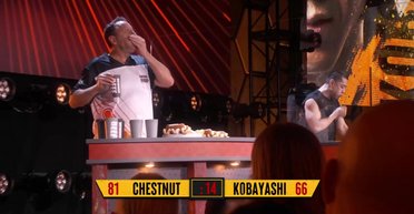 Сошлись два "титана": на соревнованиях по поеданию хот-догов побит многолетний рекорд