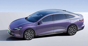 Недорогой электрифицированный седан от General Motors показали на официальных фото