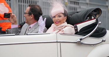 90-річна Джоан Коллінз в гламурному образі возз'єдналася зі своїм братом та сестрою