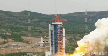 Китай запустил в космос "охотника за астероидами" и 3 других спутника