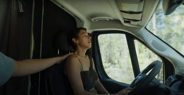 "Я прожила в фургоне 1989 дней": жизнь в дороге приобретает больше смысла (видео)