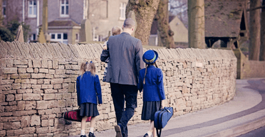 "Поганий вплив": блогер забрав дітей зі школи через зайву вагу вчительки (відео)