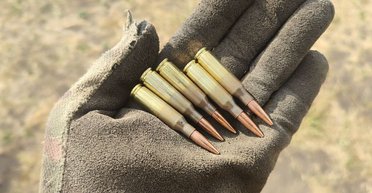 В Украине начали производить собственные патроны к АК-47 с "очень важными" словами на упаковке (фото)