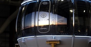 Американська компанія представила найбільшу капсулу для польотів людини в космос (фото)