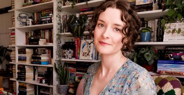 Власниця книгарні знайшла таємниче послання у старій книзі (відео)