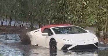 Непогода заставила: суперкар Lamborghini форсировал водную преграду (фото, видео)