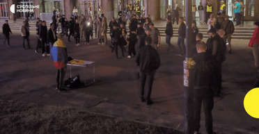 Бунт проти ТЦК: у Вінниці люди штурмують стадіон "Локомотив", аби звільнити чоловіків (відео)