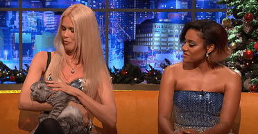 Клаудія Шиффер прийшла на ток-шоу Джонатана Росса зі своїм котом (відео)