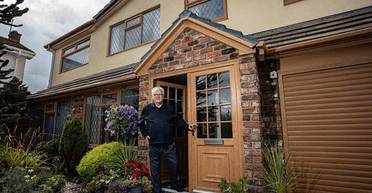 Пенсіонер все життя копає печери завглибшки 6 м під своїм будинком: в чому причина (фото)