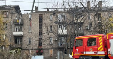 Удар по многоэтажке в Каменском: разрушен целый подъезд, под завалами ищут человека (видео)