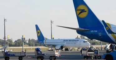 Всегда слева: пассажирам объяснили, почему их пускают на борт самолета только с одной стороны