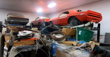 Раритеты среди куч хлама: обнаружена секретная коллекция американских ретроавто (видео)