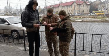 ТЦК остановили на улице: что будет за отказ от проверки и могут ли вручить повестку (видео)