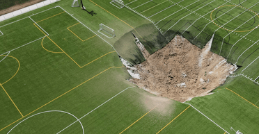 Гігантська воронка поглинула частину футбольного поля, на якому часто грають діти (відео)