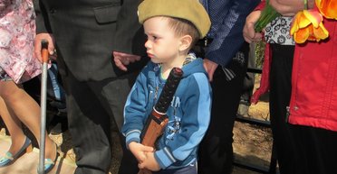 Не детские игры. Почему не стоит наряжать младенцев в солдатскую форму