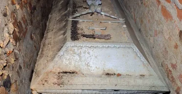 Захоронения польских архиепископов: археологи нашли церковные склепы с золотыми артефактами (фото)