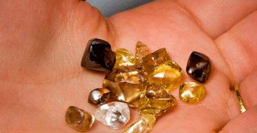 "Збирали все підряд": у парку чоловік підібрав "скло", яке виявилося великим алмазом