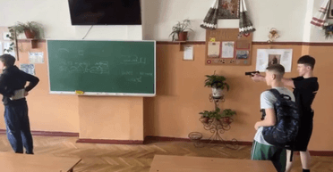 У Львові учні влаштували в школі стрілянину з пістолета: поліція розпочала перевірку (відео)