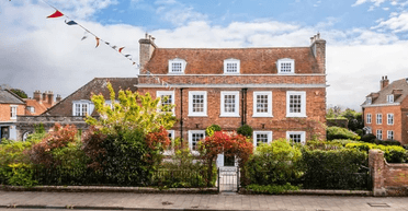 Розкішний зовні особняк здивував людей, які знайшли всередині несподіваний "сюрприз" (фото)