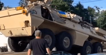 "Придбали в Польщі": у бійців тероборони з'явився командирський БТР-амфібія (відео)