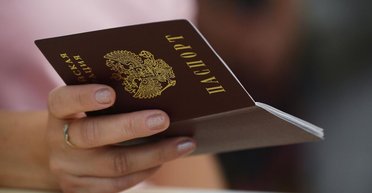 У всех, кто без паспорта РФ: на Луганщине россияне угрожают отбирать детей у рожениц, — ЦНС