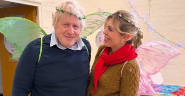 Борис Джонсон приміряв крила феї (фото, відео)