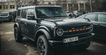 В Киеве заметили культовый американский внедорожник в ретро-стиле (фото)