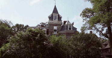 "Радий, що залишився живий": ютубер побував у моторошній покинутій психіатричній лікарні (відео)