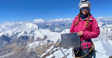 Россияне решили не спасать свою альпинистку, застрявшую на пике Победы