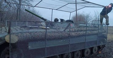 Кустарна броня і колоди: окупанти показали "оригінальний" захист на своїй БМП