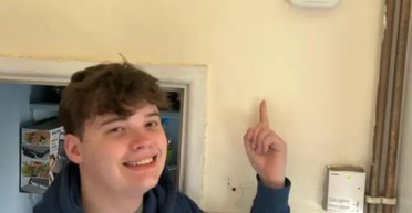 Студент заплатив за заміну батарейок, бо боїться робити щось сам (фото)